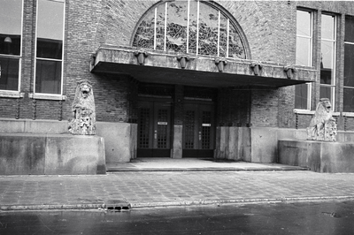 853230 Gezicht op de ingang van het Hoofdpostkantoor (Neude 11) te Utrecht.